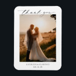 Imán Gracias a la elegante boda blanca y negra clásica<br><div class="desc">Boda de estilo clásico gracias imán favores con un diseño sencillo y mínimo en blanco y negro con una combinación de fuentes serif tradicionales y un guión elegante junto con tu fecha en un formato grande para un toque moderno junto con tu foto favorita. Este elegante diseño es ideal para...</div>