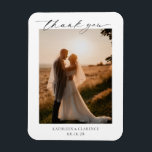 Imán Gracias a la elegante boda blanca y negra clásica<br><div class="desc">Boda de estilo clásico gracias imán favores con un diseño sencillo y mínimo en blanco y negro con una combinación de fuentes serif tradicionales y un guión elegante junto con tu fecha en un formato grande para un toque moderno junto con tu foto favorita. Este elegante diseño es ideal para...</div>