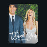 Imán Gracias Boda de fotos con letras de mano rusas<br><div class="desc">Celebra tu amor y muestra gratitud con nuestro boda de fotos de personalizable ¡gracias imán! Este toque único es perfecto para recordarle a sus seres queridos su día especial mientras expresa su sincero agradecimiento de una manera memorable. Cuenta con caligrafía blanca rústica. Personalízalo añadiendo los detalles de su boda. Esta...</div>