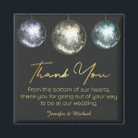 Imán gracias bolas de disco boda dorado negro<br><div class="desc">deco fondo de freepik.com elegantes tres bolas disco: azul,  amarillo,  rosa y morado ,  fondo negro dorado gracias imán con mensaje.</div>