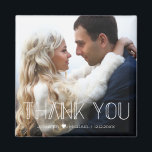 Imán gracias tipografía de tendencia blanca foto boda<br><div class="desc">elegante agradecimiento tipografía de tendencia blanca imán de fotografía boda</div>