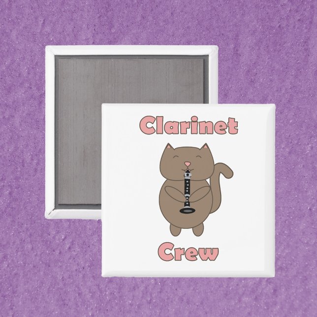 Imán Gracioso gato marrón rosa de la tripulación del Cl (A magnet featuring a cute brown cat playing the clarinet and the words clarinet crew in pink.)