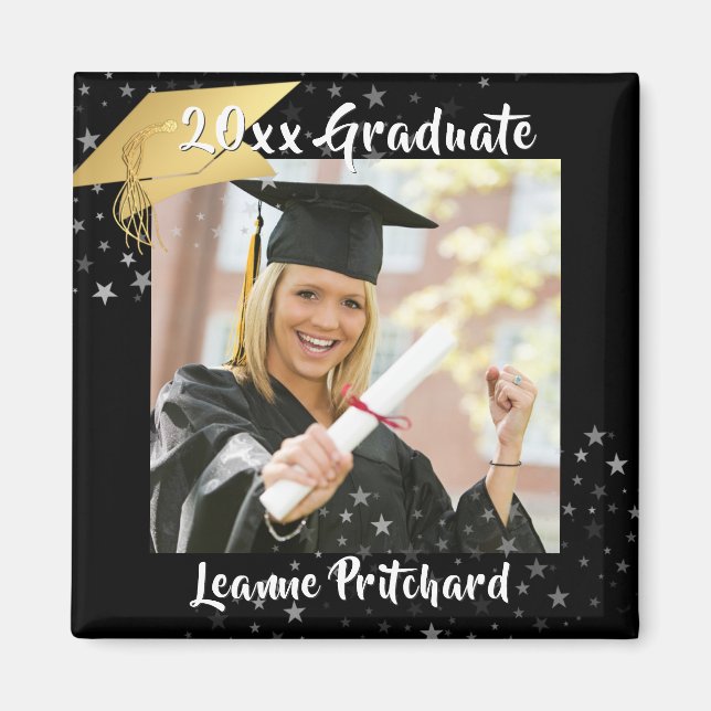 Imán Graduado Black Gold Cap Brush Script Stars (Frente)