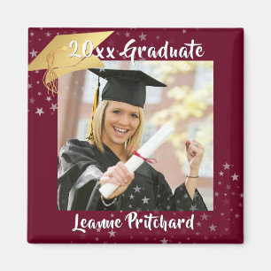 Imán Graduado Maroon Gold Cap Brush Stars de fotos
