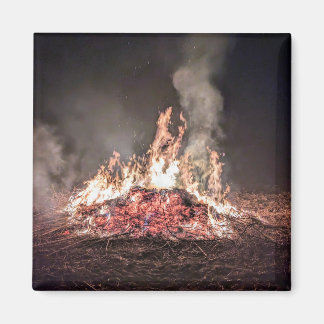 Imán Gran hoguera ardiendo por la noche con llamas alta