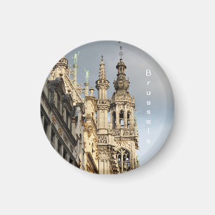 Imán Gran Plaza en Bruselas al atardecer en día nublado