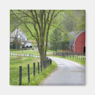 Imán Granero rojo y granja cerca de Berlín, Ohio.