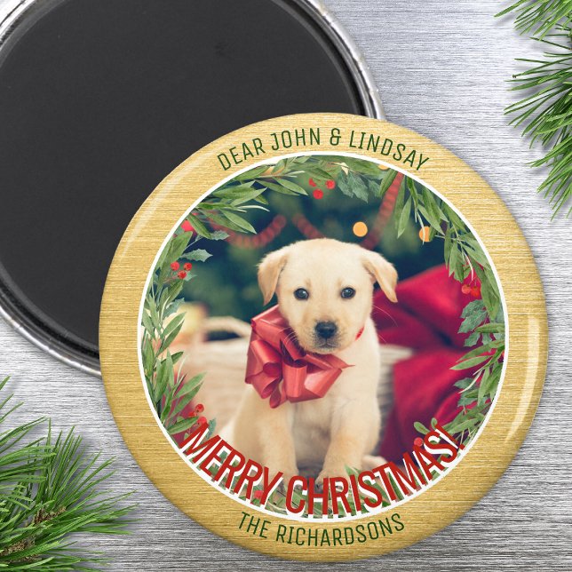 Imán Greenery Wreath Personalizado Foto Navidades de or (Capture the spirit of holiday season with our custom Christmas photo magnet!)