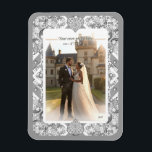 Imán Gris de encaje cerámico<br><div class="desc">Impresión de encaje añadida a un efecto cerámico para este patrón fino con algunos incrustaciones de perlas o caboquones (dibujados). Un estilo original muy cuidado y elegante. Aquí, en gris claro, que da un estilo romántico, este patrón también existe en negro, azul claro y azul de Grecia en otras de...</div>