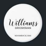 Imán Groomsman personalizado con guión moderno<br><div class="desc">Regalos personalizados de Groomsman con el nombre personalizado del groomsman en un estilo de letra negro moderno con el título y la fecha boda en sans serif moderno estilo de fuente sobre fondo blanco. También perfecto para el mejor hombre, padre de la novia, dama de honor, madre de la novia...</div>