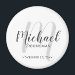 Imán Groomsmen personalizado de escritura moderna<br><div class="desc">Añada un toque personal a su boda con un imán de abarrotes personalizado. Este imán presenta el nombre personalizado de los groomsmen en estilo de letra de escritura moderno gris y monograma en estilo de letra de escritura moderno gris claro como fondo con título y fecha boda en sans modernos...</div>