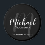 Imán Groomsmen personalizado de escritura moderna negra<br><div class="desc">Añada un toque personal a su boda con un imán de abarrotes personalizado. Este imán presenta el nombre personalizado de los groomsmen en estilo de letra de escritura moderno blanco y monograma en estilo de letra de escritura moderno gris como fondo con título y fecha boda en sans modernos blancos...</div>