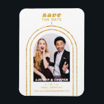Imán Guardar la fecha Black Gold Elegante Art Deco Boda<br><div class="desc">Save The Date Black Gold Stylish Art Deco Boda Magnet presenta tu foto favorita dentro de un arco dorado sobre un fondo blanco. Personalice el texto editando el texto en los cuadros de texto proporcionados. Diseñado por ©Evco Studio www.zazzle.com/store/evcostudio</div>