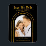 Imán Guardar la fecha Black Gold Elegante Art Deco Boda<br><div class="desc">Save The Date Black Gold Stylish Art Deco Boda Magnets presenta tu foto favorita dentro de un arco dorado sobre un fondo negro. Personalice el texto editando el texto en los cuadros de texto proporcionados. Diseñado por ©Evco Studio www.zazzle.com/store/evcostudio</div>