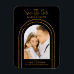 Imán Guardar la fecha Black Gold Elegante Art Deco Boda<br><div class="desc">Save The Date Black Gold Stylish Art Deco Boda Magnets presenta tu foto favorita dentro de un arco dorado sobre un fondo negro. Personalice el texto editando el texto en los cuadros de texto proporcionados. Diseñado por ©Evco Studio www.zazzle.com/store/evcostudio</div>