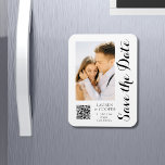 Imán Guardar La Fecha Blanco Blanco Elegante Boda Moder<br><div class="desc">Guardar la fecha en blanco estilo manuscrito blanco estilo Moderno imanes Bodas con fondo blanco con la foto de su personalizado. Personalice el texto editando el texto en los cuadros de texto proporcionados y agregue la dirección URL de su sitio web para el código QR de su personalizado. Diseñado por...</div>