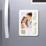 Imán Guardar La Fecha Blanco Oro Elegante Boda Moderno<br><div class="desc">Guardar el guión elegante blanco de oro de la fecha Imanes Bodas modernos con fondo blanco con la foto de su personalizado. Personalice el texto editando el texto en los cuadros de texto proporcionados y agregue la dirección URL de su sitio web para el código QR de su personalizado. Diseñado...</div>