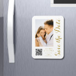 Imán Guardar La Fecha Blanco Oro Elegante Boda Moderno<br><div class="desc">Guardar el guión elegante blanco de oro de la fecha Imanes Bodas modernos con fondo blanco con la foto de su personalizado. Personalice el texto editando el texto en los cuadros de texto proporcionados y agregue la dirección URL de su sitio web para el código QR de su personalizado. Diseñado...</div>