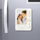 Imán Guardar La Fecha Blanco Oro Elegante Boda Moderno<br><div class="desc">Guardar el guión elegante blanco de oro de la fecha Imanes Bodas modernos con fondo blanco con la foto de su personalizado. Personalice el texto editando el texto en los cuadros de texto proporcionados. Diseñado por ©Evco Studio www.zazzle.com/store/evcostudio</div>