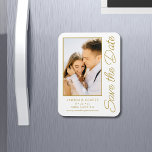 Imán Guardar La Fecha Blanco Oro Elegante Boda Moderno<br><div class="desc">Las tarjetas de boda modernas con estilo Save The Date White Gold presentan un fondo blanco con su foto personalizado. Personalice el texto editando el texto en los cuadros de texto proporcionados. Diseñado por ©Evco Studio www.zazzle.com/store/evcostudio</div>