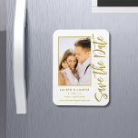 Imán Guardar La Fecha Blanco Oro Elegante Boda Moderno<br><div class="desc">Guardar el guión elegante blanco de oro de la fecha Imanes Bodas modernos con fondo blanco con la foto de su personalizado. Personalice el texto editando el texto en los cuadros de texto proporcionados. Diseñado por ©Evco Studio www.zazzle.com/store/evcostudio</div>