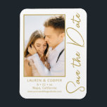 Imán Guardar La Fecha Blanco Oro Elegante Boda Moderno<br><div class="desc">Las tarjetas de boda modernas con estilo Save The Date White Gold presentan un fondo blanco con su foto personalizado. Personalice el texto editando el texto en los cuadros de texto proporcionados. Diseñado por ©Evco Studio www.zazzle.com/store/evcostudio</div>