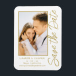 Imán Guardar La Fecha Blanco Oro Elegante Boda Moderno<br><div class="desc">Guardar el guión elegante blanco de oro de la fecha Imanes Bodas modernos con fondo blanco con la foto de su personalizado. Personalice el texto editando el texto en los cuadros de texto proporcionados. Diseñado por ©Evco Studio www.zazzle.com/store/evcostudio</div>