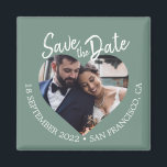 Imán Guardar la Fecha con Letra Moderna de Foto Verde P<br><div class="desc">Imán de anuncio de boda con fuente de letra moderna en foto verde polvorienta que presenta una ventana de foto en forma de corazón, fondo verde apagado y texto con fuente de letra a mano en blanco. Este diseño muestra su foto de compromiso mientras presenta claramente la fecha y el...</div>