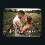 Imán guardar la fecha moderna de la foto del boda de es<br><div class="desc">elegante salve la fecha moderna boda de caligrafía imán de fotografía,  personalizado.</div>