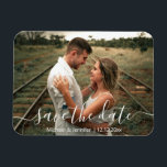 Imán guardar la fecha moderna de la foto del boda de es<br><div class="desc">elegante salve la fecha moderna boda de caligrafía imán de fotografía,  personalizado.</div>