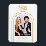 Imán Guardar La Fecha Negro Oro Elegante Boda Moderno<br><div class="desc">Save The Date Black Gold Stylish Script Modern Boda Magnets muestra tu foto favorita dentro de un arco dorado sobre un fondo blanco. Personalice el texto editando el texto en los cuadros de texto proporcionados. Diseñado por ©Evco Studio www.zazzle.com/store/evcostudio</div>