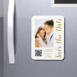 Imán Guardar La Fecha Negro Oro Elegante Boda Moderno<br><div class="desc">Save The Date Black Gold Stylish Script Modern Boda Magnets cuenta con un fondo negro con tu foto personalizado. Personalice el texto editando el texto en los cuadros de texto proporcionados y agregue la dirección URL de su sitio web para el código QR de su personalizado. Diseñado por ©Evco Studio...</div>