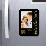 Imán Guardar La Fecha Negro Oro Elegante Boda Moderno<br><div class="desc">Save The Date Black Gold Stylish Script Modern Boda Magnets cuenta con un fondo negro con tu foto personalizado. Personalice el texto editando el texto en los cuadros de texto proporcionados y agregue la dirección URL de su sitio web para el código QR de su personalizado. Diseñado por ©Evco Studio...</div>