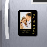 Imán Guardar La Fecha Negro Oro Elegante Boda Moderno<br><div class="desc">Save The Date Black Gold Stylish Script Modern Boda Magnet presenta un fondo negro con su foto personalizado. Personalice el texto editando el texto en los cuadros de texto proporcionados. Diseñado por ©Evco Studio www.zazzle.com/store/evcostudio</div>
