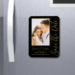 Imán Guardar La Fecha Negro Oro Elegante Boda Moderno<br><div class="desc">Save The Date Black Gold Stylish Script Modern Boda Magnets cuenta con un fondo negro con tu foto personalizado. Personalice el texto editando el texto en los cuadros de texto proporcionados. Diseñado por ©Evco Studio www.zazzle.com/store/evcostudio</div>