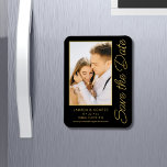Imán Guardar La Fecha Negro Oro Elegante Boda Moderno<br><div class="desc">Las tarjetas de matrimonio modernas Save The Date Black Gold tienen un fondo negro con tu foto personalizado. Personalice el texto editando el texto en los cuadros de texto proporcionados. Diseñado por ©Evco Studio www.zazzle.com/store/evcostudio</div>