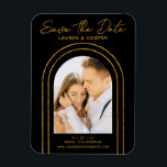 Imán Guardar la fecha White Gold Elegante Boda Art Deco<br><div class="desc">Save The Date Black Gold Stylish Art Deco Boda Magnets presenta tu foto favorita dentro de un arco dorado sobre un fondo negro. Personalice el texto editando el texto en los cuadros de texto proporcionados. Diseñado por ©Evco Studio www.zazzle.com/store/evcostudio</div>