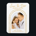 Imán Guardar la fecha White Gold Elegante Boda Art Deco<br><div class="desc">Save The Date White Gold Stylish Script Art Deco Boda Magnet presenta su foto favorita dentro de un arco dorado sobre un fondo blanco. Personalice el texto editando el texto en los cuadros de texto proporcionados. Diseñado por ©Evco Studio www.zazzle.com/store/evcostudio</div>