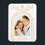 Imán Guardar la fecha White Gold Elegante Boda Art Deco<br><div class="desc">Save The Date White Gold Stylish Script Art Deco Boda Magnets muestra tu foto favorita dentro de un arco dorado sobre un fondo blanco. Personalice el texto editando el texto en los cuadros de texto proporcionados. Diseñado por ©Evco Studio www.zazzle.com/store/evcostudio</div>