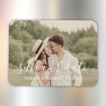 Imán guardar la foto del boda de escritura a mano blanc<br><div class="desc">guardar nuestra fecha,  imán moderno de fotografía de campo de escritura,  personalizado</div>