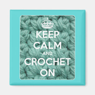 Imán Guarde la calma y Crochet en cuadrado azul