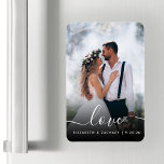 Imán Guión blanco de amor a la foto de la boda personal<br><div class="desc">Celebra a tu boda con este imán flexible de keepsake, que incluye la palabra "amor" en un elegante guión de escritura a mano en blanco con toques al principio y al final. Personalízalo con sus nombres y fecha de boda, y reemplace la imagen de ejemplo con su foto de boda...</div>
