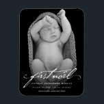 Imán Guión de escritura a mano vintage foto del primer<br><div class="desc">Caligrafía de escritura a mano vintage Script Primer imán flexible de foto a noel del bebé. Este clásico imán flexible de anuncio de nacimiento de vacaciones minimalistas / primer noel de bebé (navidades) presenta un guión de caligrafía de escritura a mano con el nombre del bebé, fecha de nacimiento y...</div>