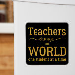 Imán Guión de escritura de tipografía de oro inspirador<br><div class="desc">"El profesor cambia el mundo de un estudiante a la vez",  meditada tipografía en negro y oro. Tenga en cuenta que el color de fondo es cambiable (después de seleccionar la opción PERSONALIZAR).</div>