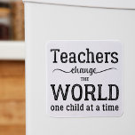 Imán Guión de escritura de tipografía inspiradora del p<br><div class="desc">"El profesor cambia el mundo de un niño a la vez" meditada tipografía en blanco y negro. Tenga en cuenta que el color de fondo es cambiable (después de seleccionar la opción PERSONALIZAR).</div>