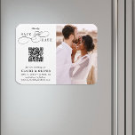 Imán Guión romántico giratorio código QR Guardar foto f<br><div class="desc">Este guión romántico ahorra el imán de anuncio de fecha es perfecto para un simple boda. El diseño minimalista en blanco y negro incluye elegantes y románticas letras de caligrafía rápida con un código QR y una foto. Para una personalización más avanzada de este diseño, haga clic en el BOTÓN...</div>
