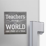 Imán Guión tipográfico blanco del tablero de anuncios d<br><div class="desc">"Los profesores cambian el mundo de un niño a la vez",  meditada tipografía con fondo de pizarra y escritura blanca. Podría hacer un buen regalo de agradecimiento a tu mejor profesor.</div>