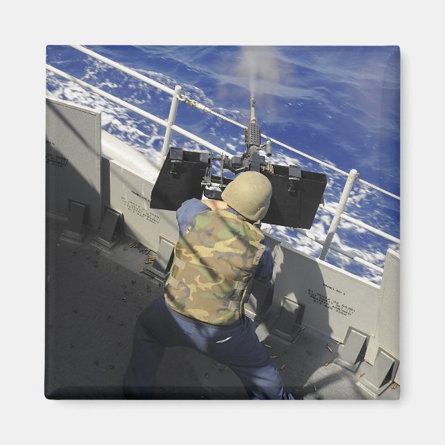 Imán Gunners Mate disparando una ametralladora calibre  (Frente)