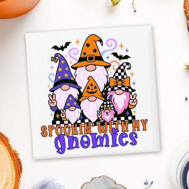 Imán Hablando con mis genomas: Amigos retro de Hallowee (Get festive with spookin' with my gnomies — a Halloween friends design full of humor and charm.)