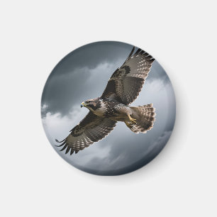 Imán Halcón Majestuoso Vuela entre Nubes de Tormenta